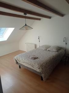 een slaapkamer met een bed in een witte kamer bij Duplex, Le Citadin in Cherbourg en Cotentin