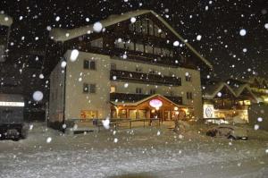 L'établissement Hotel Sciatori en hiver