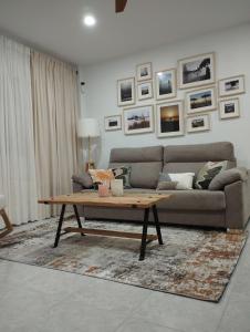 een woonkamer met een bank en een salontafel bij LA PONDEROSA BEACH in Sanlúcar de Barrameda