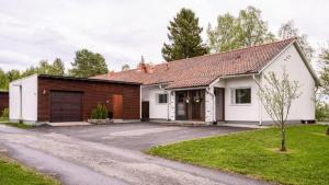 una casa independiente con garaje y entrada en Oulujoen Onni, en Muhos