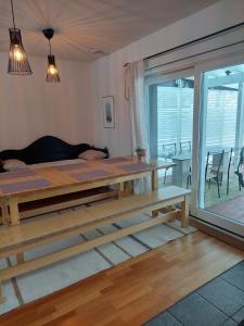 sala de estar con mesa de madera y sofá en Oulujoen Onni, en Muhos