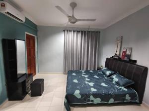 - une chambre avec un lit et une télévision à écran plat dans l'établissement Farrelhome langkawi affordable & comfortable house, à Kuah