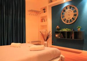 um quarto com um grande relógio na parede em Bracco Rooms & Suites em Matera