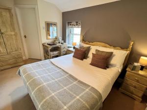 Ein Bett oder Betten in einem Zimmer der Unterkunft Ravenstone Lodge Country House Hotel
