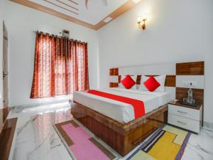 a bedroom with a large bed with red pillows at OYO Hotel Yellow Stone in Patiāla