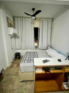 1 dormitorio con 1 cama y ventilador de techo en Studio no Largo da Carioca - Rio de Janeiro, en Río de Janeiro