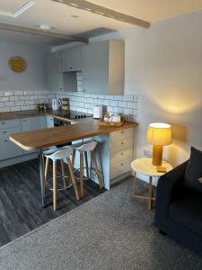 cocina con mesa y sillas en una habitación en The Hay Loft en Helston
