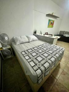 1 dormitorio con 1 cama y sala de estar en Studio no Largo da Carioca - Rio de Janeiro, en Río de Janeiro