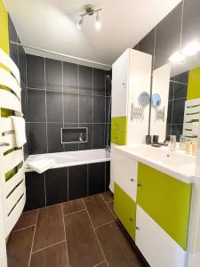 uma casa de banho com um lavatório e um espelho em Le St Laurent - Ma Cabotte em Chalon-sur-Saône