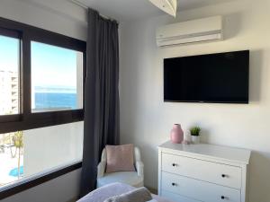 A television and/or entertainment centre at Apto a pie de playa con vistas increíbles!