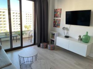 A television and/or entertainment centre at Apto a pie de playa con vistas increíbles!