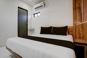 Un pat sau paturi într-o cameră la OYO Hotel Vrindavan Residency