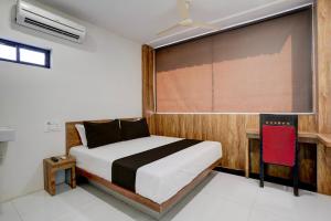 Un pat sau paturi într-o cameră la OYO Hotel Vrindavan Residency