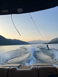 een persoon waterskiën op een boot op een meer bij La casa di Ale in Lecco