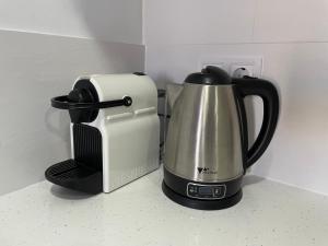 Coffee and tea making facilities at Apto a pie de playa con vistas increíbles!
