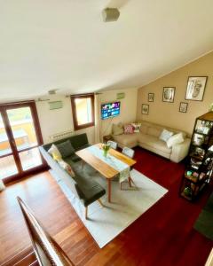 sala de estar con mesa y sofá en Nido Appartamento en Cavallino-Treporti