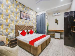 ein Schlafzimmer mit einem Bett und einem TV in einem Zimmer in der Unterkunft Super OYO Silver Sky in Ludhiana