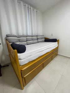 a bed in a room with a window at Le Bon Vivant - Praia Grande - Arraial do Cabo in Arraial do Cabo