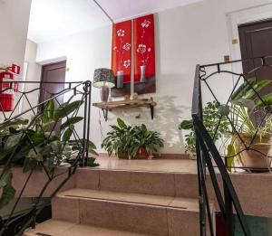 塔爾卡的住宿－Oriente Hostal，墙上有盆栽植物的楼梯