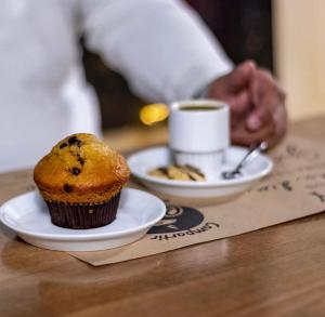 un muffin seduto su un tavolo con una tazza di caffè di Oriente Hostal a Talca