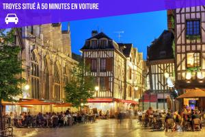 une rue de la ville avec des tables, des chaises et des bâtiments dans l'établissement Le Premier - Charmant T2 à 600m du centre ville, à Sens