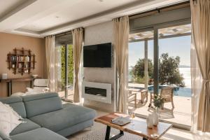 Televízia a/alebo spoločenská miestnosť v ubytovaní My Villa Kefalonia Lourdas Beach