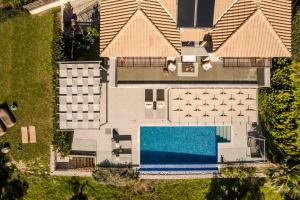 uma vista superior de uma casa com piscina em My Villa Kefalonia Lourdas Beach em Kefalonia