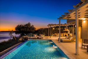 Bazén v ubytovaní My Villa Kefalonia Lourdas Beach alebo v jeho blízkosti