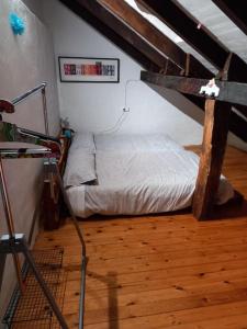 una camera da letto con letto in mansarda di El Callejo de Abiada ad Abiada