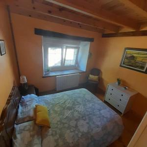 Abiada的住宿－El Callejo de Abiada，一间卧室设有一张大床和一个窗户。