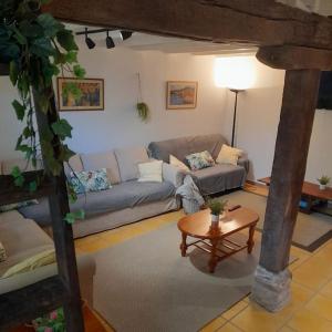 Abiada的住宿－El Callejo de Abiada，客厅配有沙发和桌子