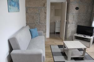 - un salon avec un canapé et une table dans l'établissement Casa da Carreira de Loriga, à Loriga