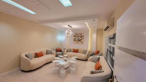 - un salon avec des canapés et une table dans l'établissement شـاليــه غـيــم, à Riyad
