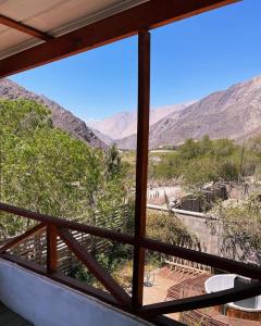 una ventana con vistas a las montañas en Hostal Al Yaras, en Coquimbo