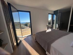 1 dormitorio con cama grande y ventana grande en Villa Nomade proche de Cannes, en Vallauris