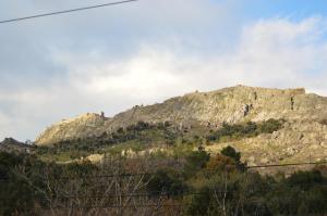 una montaña con un castillo encima de ella en Al-Andalus Alojamentos en Marvão