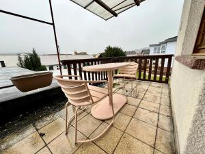 a patio with a table and chairs on a balcony at Hessestub in Wächtersbach