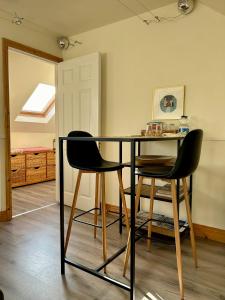 The Loft @ Kildare Village في كيلدير: غرفة طعام مع طاولة وكرسيين
