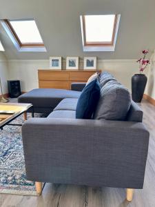 uma sala de estar com um sofá com almofadas em The Loft @ Kildare Village em Kildare