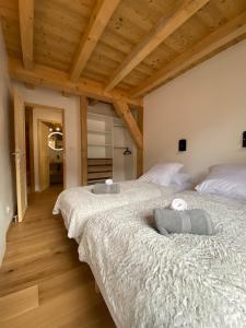 Un pat sau paturi într-o cameră la Chalet Yeti 8 personnes location de ski offerte