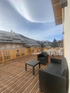 Un balcon sau o terasă la Chalet Yeti 8 personnes location de ski offerte