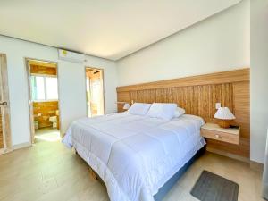 een slaapkamer met een groot wit bed in een kamer bij Apartamento - suite, Frente al mar in San Silvestre