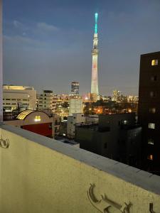 a view of the eiffel tower from a rooftop at 江元浅草 in Tokyo
