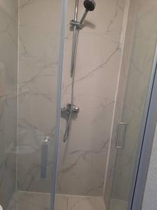 Koupelna v ubytování Flat Bangoua + 4 fotografie