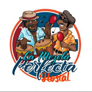 deux hommes jouant des tambours dans un logo pour un festival de musique dans l'établissement La Mezcla Perfecta Hostal, à Managua