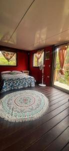 - une chambre avec un lit et un tapis sur du parquet dans l'établissement Falsas Escuadras, à Rincón de los Oliveras