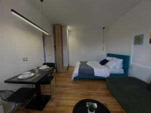 een hotelkamer met een bed en een tafel en een eetkamer bij Tirana Elegant Apartment in Tirana