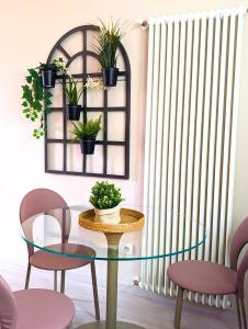 une chambre avec une table et des chaises en verre ainsi qu'un radiateur dans l'établissement Maison del Ducato Suite Parmigianino, à Parme