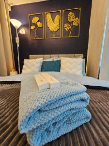 Cama ou camas em um quarto em Cozy Staycation - Azure Urban Resort Residences
