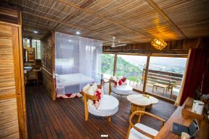 Le Campement في باماكو: غرفة نوم بسرير وطاولتين وكراسي